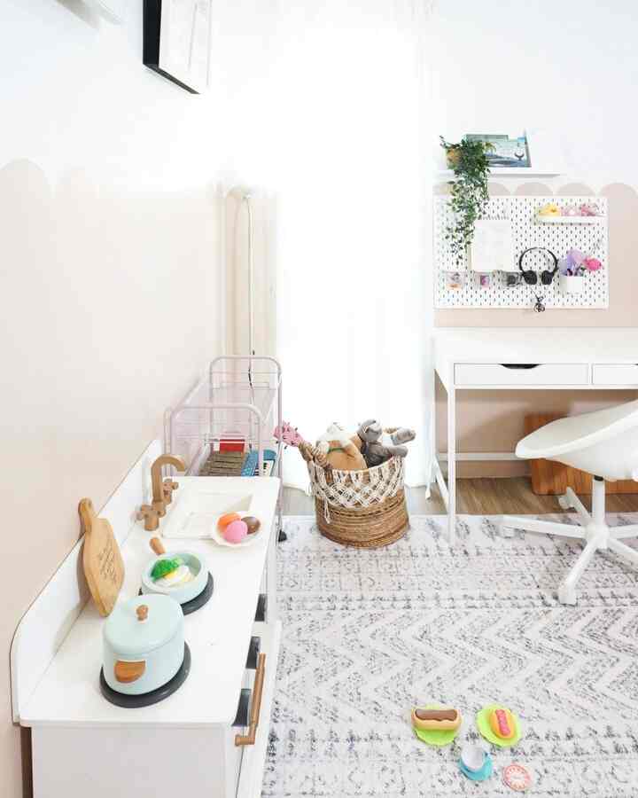 Kalau main ke rumah @theabchaven jangan heran kalau anak-anak betah banget main di playroom ini.

Bukan daycare, tapi vibes-nya bikin toddler & kids auto sibuk dan happy!

Sementara itu, mamanya bisa quality time ngobrol tanpa panik 😎👍🏻

#playroomideas #kamarbermain #karpetbohemian #dapurmainan #tempattidurboneka #kursibelajar #masakmasakan 