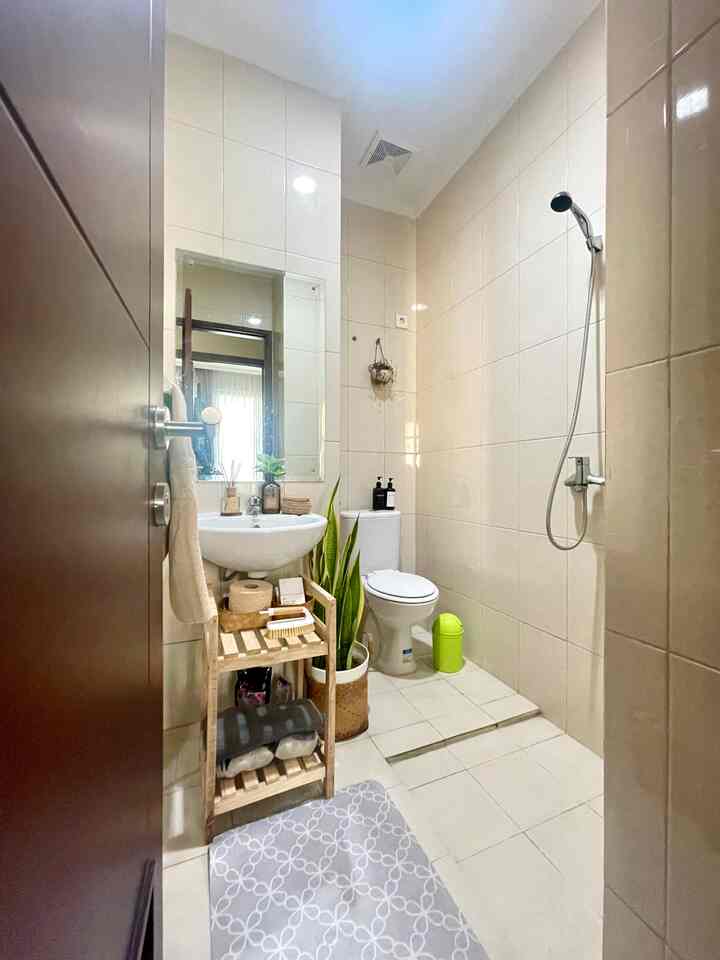 Kamar mandi tamu ini lebih lebar dari kamar mandi master bedroom, tetapi tidak kalah estetik dengan storage kayu dan tanaman lidah mertua.
Minimalis shower juga melengkapi ruangan ini.

#Bathroom #shower #toilet #asri #Decorbathroomides #storage #hangethanduk #estetikbathroom 