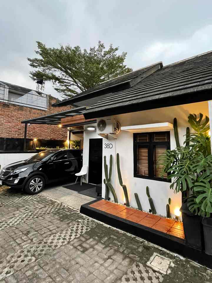 —— Evening Sky 🌥️

Alhamdulillah 2 hari ini nggak hujan, jadi langit cerah, anak-anak bisa main di luar rumah, Happy Long Weekend tetangga O!House 🖤

#PagarRumah #GarasiMobil 
#PagarRumahMinimalis  #WarnaCatPagar #PlavonPVC #TamanMini #Tamanmungil #DeckingKayu #PavingBlock #KanopiKaca  #CatRumah #CatExterior #KursiTeras #RumahCluster #RumahMungil #RumahDeveloper #RumahMinimalis #RumahKecil #Exterior #ExteriorInspo #Facade  #InspirasiFasad #StyleFasad #FasadRumah 