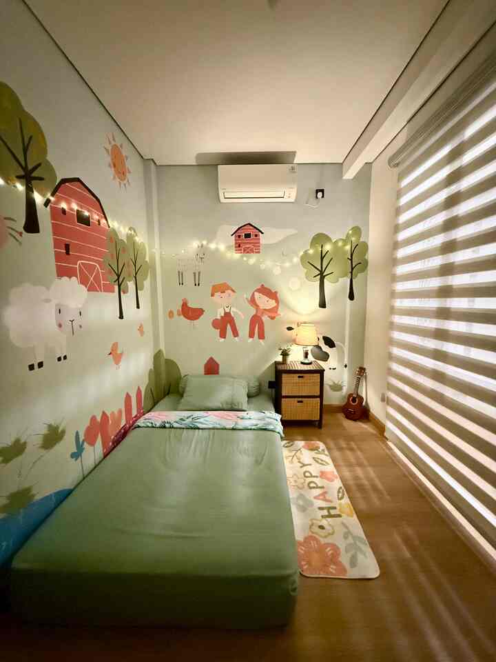 5 Tips Dekorasi Kamar Anak Usia 2 Tahun
Buat anak usia 2 tahunan, kamar bukan cuma tempat tidur, tapi juga jadi tempat eksplorasi dan belajar mandiri. Ini beberapa hal yang aku terapkan:

1. Kasur lantai = lebih aman
Usia toddler lagi aktif-aktifnya! Kasur tanpa ranjang bikin lebih tenang karena aman kalau anak banyak gerak.

2. Mural edukatif dan playful
Tema peternakan di dinding bikin anak bisa sambil mengenal hewan dan warna, seru dan merangsang imajinasi.

3. Lampu temaram & fairy lights
Cahaya hangat bikin suasana tidur lebih nyaman. Anak juga nggak takut gelap.

4. Rak buku & mainan terjangkau
Biar anak bisa ambil dan simpan sendiri. Pelan-pelan belajar mandiri.

5. Karpet bertulisan positif
Kayak karpet “HAPPY” ini yang bikin ruang lebih hangat dan nyaman untuk lesehan bareng.

Buat anak betah di kamar sendiri itu nggak sulit, asal kita sesuaikan dengan tahap tumbuh kembang mereka.

#kamarAnak #dekorasikamar #kamaranakminimalis #kamartoddler #idekamaranak #kamaranakceria #homeinspo #kamaranakestetik #muraldinding