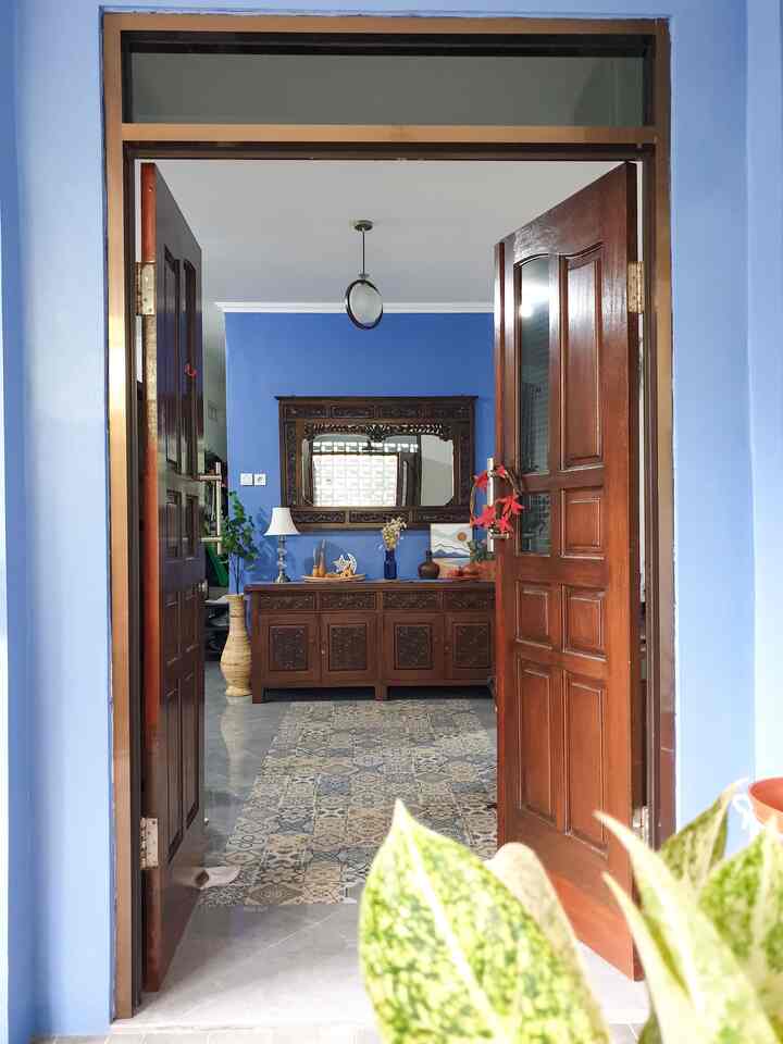 🌺WELCOME... may all who come as guests...leave as friends...

Area foyer rumah dengan perabotan etnik ukir Indonesia... tetap dengan dinding yg konsisten berwarna padu padan biru-putih 🤭


#Foyer #Entryway #Entrance #warnarumah #Cat #WarnaCatDinding #PintuKayu #LemariConsole #cerminantik #cermindinding #cerminkayu #cermininterior #homestagram 