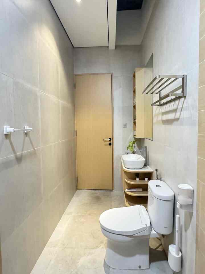 Kamar mandi utama, nuansa setengah gelap karena ada skylight di dalamnya #bathroom #japandi #jetshower #inspirasikamarmandi #kamarmandi #kamarmandiminimalis