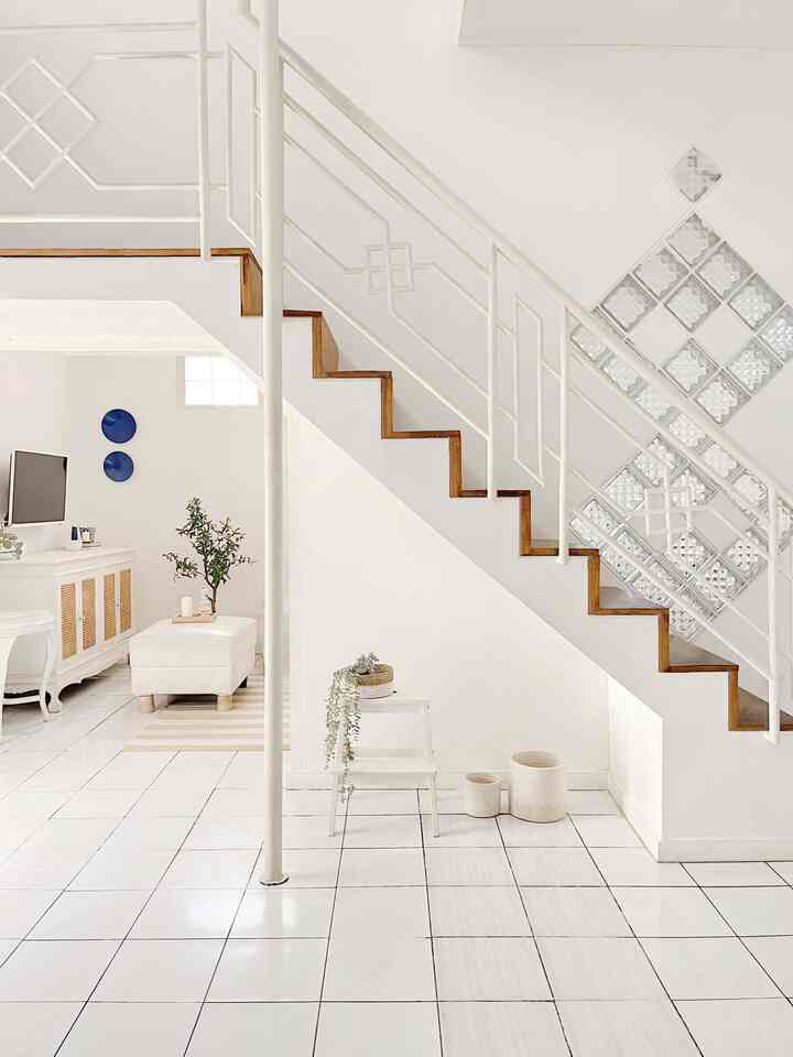 Tangga di rumah ini, masih bawaan dari rumah lama. Dari yang sebelumnya railing berwarna hijau tua dan cat rumah berwarna krem, lalu di repaint semua jadi warna putih agar terkesan luas dan terang🤍

#tanggaindoor
#rumahminimalis
#homeinspo
#inspirasitangga
#cat
#warnacatrumah