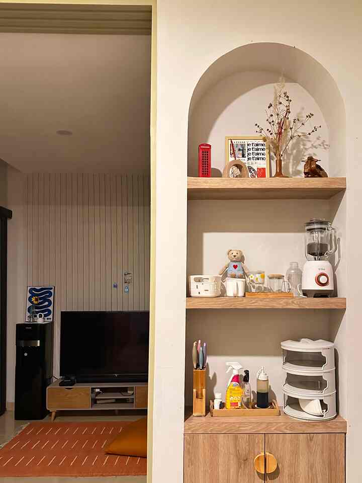 Rak arch favorit di rumah! 🤎
Fungsional banget buat naruh dekorasi, alat elektronik, sekaligus jadi rak sepatu di bagian bawah.
Plus, bisa jadi partisi ruangan juga. 
Cocok banget buat rumah dengan space terbatas—praktis, estetik, dan space-saving!

#tinyhouse
#dapurkecil
#rakarch
#partisi
#rakdinding 
#raksepatu
