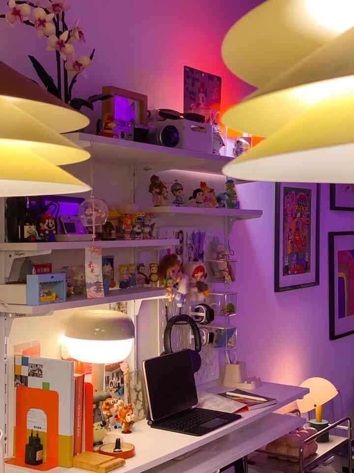 Space tempat kerja di rumah kami kala malam hari, tempat kerja sekaligus tempat menaruh berbagai koleksi art toy dan figur 🩵

#LampuEstetik #LampuBelajar #RakAmbalan #ArtToy #midcenturymodern #Depok #TempatKerja 