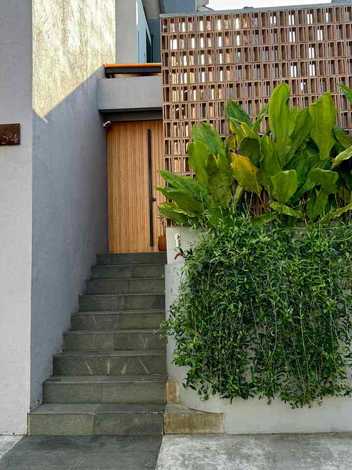 Exterior yang terlihat dari area carport terbuka

#bumitimi #catport #entrance #andesit #tanggaandesit #leekwanyee #roster #carportplester