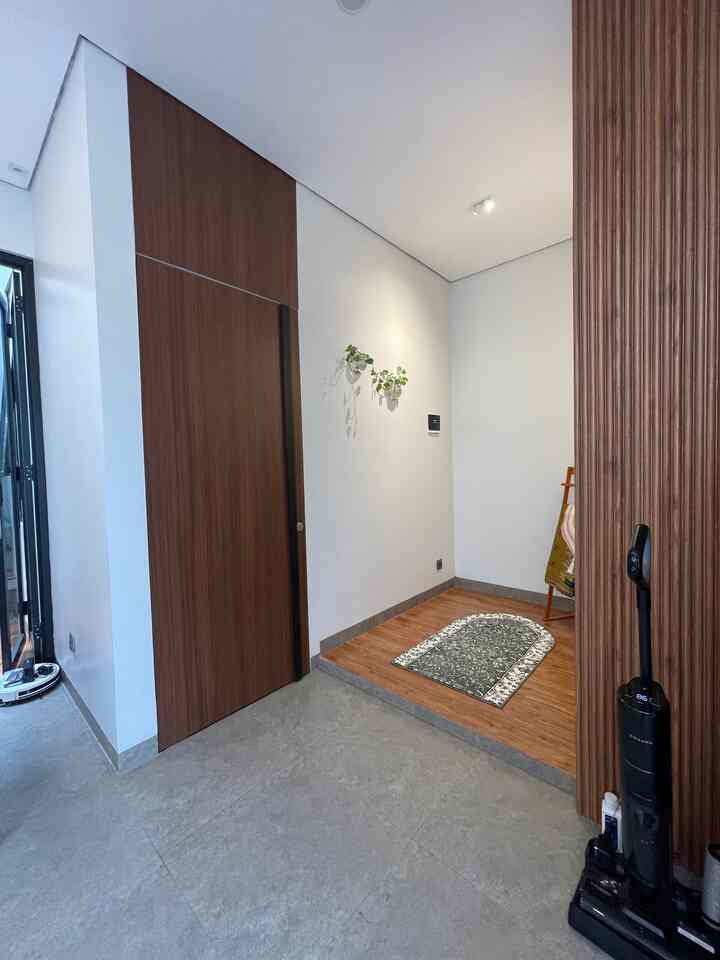 Ruang sholat di dalam rumah, jadi hal yang esensial bagi kami. Tempatnya harus dibuat secara khusus, meski luasnya terbatas.

Ruang lingkupnya juga harus nyaman, agar bisa khusyuk saat sholat dan memunajatkan doa. Nggak banyak ornamen yang kami gunakan, hanya sedikit tanaman hijau dengan lantai granit motif kayu sebagai pembatas ruang.

Fungsi mushola di dalam rumah ini, juga jadi tempat favorit anak-anak untuk mengobrol bersama Ayah dan Ibunya selepas mengaji. Kami tambahkan juga pancaran lampu sorot, guna menambah kesan hangat pada area ini.

Yuk, sisakan sedikit ruang untuk membuat mushola di dalam rumah. Biar ibadah menjadi lebih nyaman setiap harinya. 

#MusholaDiRumah #RuangIbadah #MusholaDalamRumah #RuangTerbatas #InspirasiLantaiRumah #DekorasiDinding #Cat #CatDindingRumah #WarnaTembokRumah 

