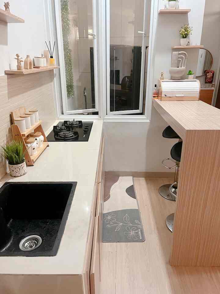 Beberapa area lorong dirumah.shacca

Slide 1 : area lorong dapur segaris hihi, area lorong yg cukup untuk masak berdua, tapi gantian ya masaknya hehe 

Slide 2 : area lorong kamar mandi, kamar mandi ini ukurannya hanya 90x150cm, alhamdulillah amat sangat cukup sesuai manfaatnya

Slide 3 : area lorong lantai 2 ke arah 3 kamar

Slide 4 : area lorong menuju ruangan gudang, supaya tidak terkesan kosong aku menambahkan rak sepatu dan cermin supaya lebih bermanfaat tembok kosongnya

#arealorong
#lorongrumah
#lorongrumahestetik
#inpirasidapursegaris
#inpirasiservicearea
#inspirasikamarmandi
#inspirasiruanganminimalis
#homedecor
