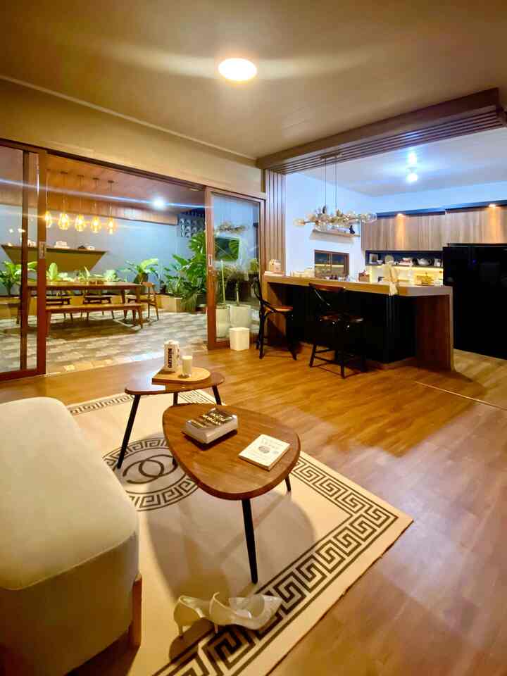 Hello friend, Aku Nelly
Hampir 3 tahun yang lalu, aku merenovasi dapur dan ruang makan yang pada saat pertama membeli rumah ini terasa sempit dan kurang sehat. Lalu aku memutuskan mendesain sendiri kitchen and dining dengan konsep open space. Terlihat Luas dan sehat adalah tujuan utamaku jadi ketika memasak selain nyaman, bebas bergerak udarapun hilir mudik berganti dengan sangat baik. Sembari memasak aku juga menambahkan spot baca yang cozy and aesthetic . Kamu juga bisa memiliki kitchen & dining seperti aku. Yuk, share bareng seperti apa kitchen and dining impianmu
#BTNOAS11 #RumahOpenSpace #Rumahtanpasekat #KitchenSet #Kitchen #DapurModern #InspirasiDapur #KitchenMinimalis 