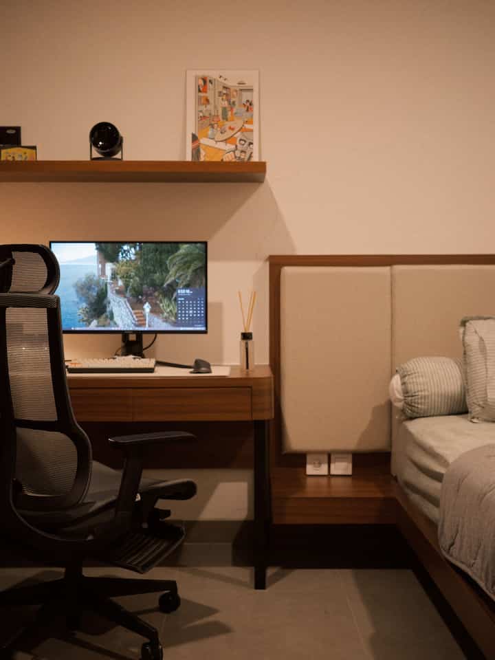 kamar utama kami berukuran 4.2m x 3.5m
terdiri dari tempat tidur, meja kerja dan meja rias
pada saat tidur, kami lebih memilih untuk menyalakan lampu kecil agar suasana lebih nyaman dan temaram.

#kamartidurestetik
#kamartidurnyaman
#kamartidurremang
#kursikerja
#reediffuser
#pengharumruangan
#airpurifier
#kalenderestetik