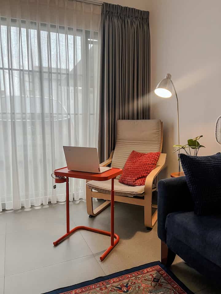 Top 5 Best Buy di rumah M&A:
1. Laptop Stand Ikea - bisa dipakai untuk belajar/kerja, dan meja untuk makanan/minuman kalau ada tamu. Materialnya yang ringan dan mudah dipindah-pindah jadi keunggulan produk ini;
2. Meja makan bundar minimalis - ukuran diameter 80cm cukup banget buat meja makan kami di rumah yang minimalis;
3. Coway Water Purifier - ini salah satu investasi kami ke konsumsi air yang lebih bersih untuk diminum, masak, atau lainnya. Penggunaannya yang tanpa galon dan memfilter dari air keran langsung merupakan perpaduan dari penghematan biaya galon dan hidup lebih sehat;
4. Rak Sepatu Custom - meskipun terbilang mahal, tapi rak sepatu ini berguna banget selain itu penyimpanan sepatu, juga sebagai TV stand. Material jati bikin lemari lebih awet dan tahan lama;
5. Jemuran Baju Lipat - jemuran lipat ini selain menghemat tempat juga bisa dilipat dengan rapi dan tetap pemandangan taman tetap estetis 😃
#RuangTamuMinimalis #LivingRoomMinimalis #RuangTamuTanpaSekat #RumahTanpaSekat #RumahMinimalisTanpaSekat #Top5BestBuy #RekomendasiProduk #AmbassadorPick