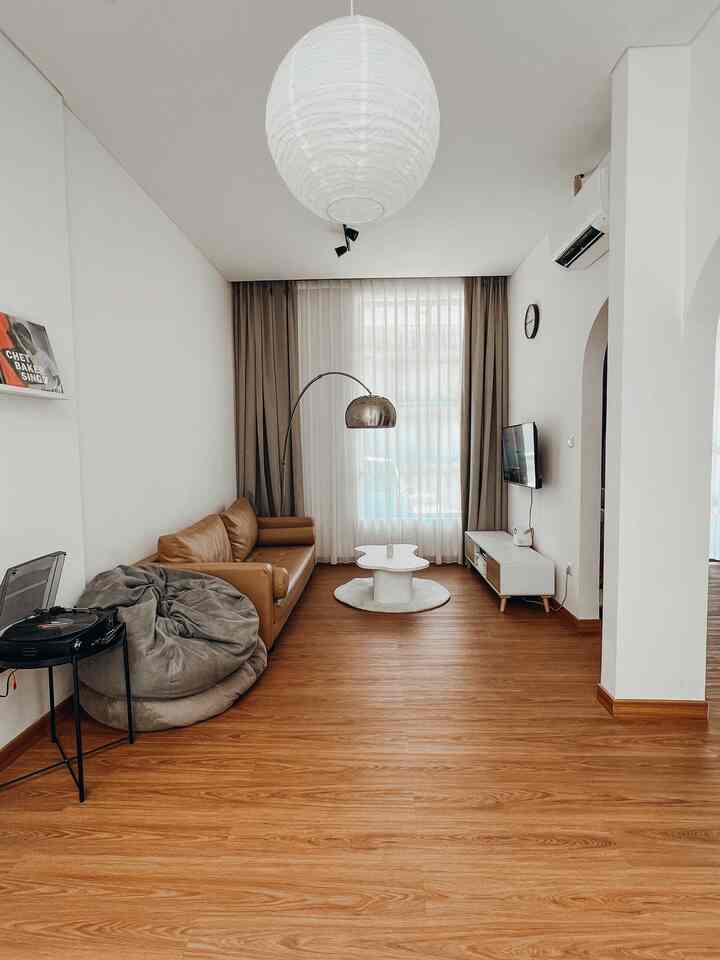 Top 5 Must-Have Items – versi rumah tumbuh kami
Karena konsep rumah ini rumah tumbuh, kami sengaja nggak langsung isi banyak barang. Fokus dulu ke yang paling butuh dan fungsional. Nah, ini dia 5 item yang wajib dibeli versi aku:
1. Meja Estetik
Bentuknya unik, warnanya netral. Multifungsi banget, bisa buat taruh cemilan, pajangan, sampai kerja dadakan pun bisa!
2. Bean Bag
Solusi duduk santai tanpa ribet. Nyaman banget buat rebahan, nonton, atau sekadar ngobrol.
3. Standing Lamp
Lampu ini bantu banget buat pencahayaan lembut di malam hari. Plus, tampilannya bikin sudut ruangan jadi makin estetik.
4.Meja TV Minimalis
Simple tapi kepake banget. Nggak makan tempat, dan bikin area TV tetap rapi dan lega.
5. Lampu Gantung
Budget-friendly tapi impactful! Lampu ini ngasih kesan hangat dan calm ke seluruh ruangan.

Masih banyak yang pengen ditambahin pelan-pelan, tapi 5 ini menurutku paling urgent dan bisa langsung ngubah vibe rumah.

#Top5BestBuy #RekomendasiProduk #AmbassadorPick #RumahTumbuh
#HomeEssentials
#MinimalistLiving
#InteriorRumah
#HomeDecorID
#Top5Picks
#HomeVibes
#FurniturMinimalis
#RumahNyaman
#LivingRoomInspo
#EstetikRumah
#DekorasiRumah
#HomeOnABudget
#CozyCorner
#DesainInterior
