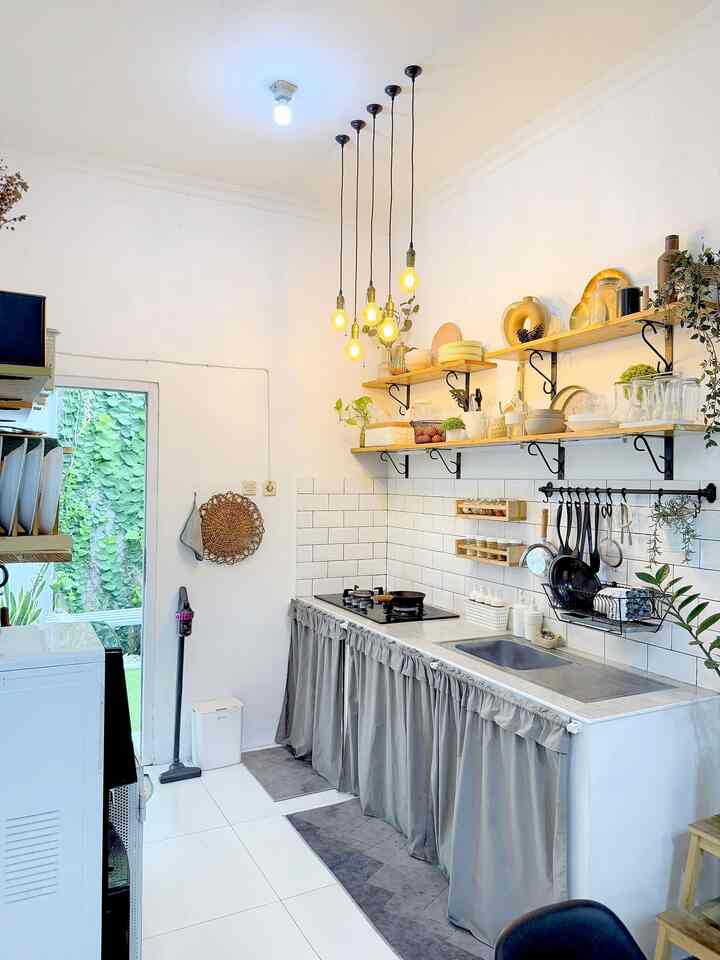 🔆 Kukira cuma estetik, ternyata…. 🔆

….ternyata bergunaaa banget!

Iya, sebelumnya barang-barang ini aku kira cuma estetik aja, kok orang pada rela ngeluarin budget lebih buat beli barang-barang ini, tapi ternyata mereka juga berfungsi buat mempermudah hidup kita lho!

1. Kompor tanam.
Aku pakai merk rinnai dengan 3 tungku, ini tuh ngebantu banget kalo aku lagi bikin bekal dan sarapan tiap pagi, semua tungku dipakai, jadi lebih sat set dan hemat waktu. Untuk membersihkan kompor tanam menurutku juga lebih mudah dibanding kompor biasa, gak harus membersihkan bagian bawahnya karna rapat dan minyak tidak mengalir ke bawah.

2. Standing mirror.
Awalnya kukira beneran cuma bikin ruangan jadi estetik aja, ternyata bisa untuk outfit check sebelum pergi, juga bisa bikin ruangan terlihat lebih lega karna pantulan bayangannya, daaaann bisa buat mirror selfie, wkwkwk 😂

3. Rumput sintetis.
Dulu mah ngiranya ngapain euy beli rumput bohongan yang lumayan pricey, kan tinggal kita tanam aja gitu rumput hidup, tapi ternyata tidak semudah ituuuu 🫠🫠🫠
Rumput hidup lumayan susah perawatannya di area yang kurang sinar matahari seperti di rumahku, jadi rumput sintetis ini benar-benar membantu sekali mewujudkan mimpiku bisa main di rumput, gapapa walaupun rumput bohongan 🤣

4. Tempat bumbu.
“Kok rajin banget sih orang-orang nempatin bumbu pake tempat yang seragam gitu dan pake dijejerin di rak dengan rapih? Ribet banget!”, dulu aku mikirnya gini, tapi ternyata aku salaaaahh 🤣🤣🤣
Setelah mulai merapikan bumbu di tempat yang senada dan pakai rak gantung di tembok, ternyata bikin dapur lebih rapi dan lebih satset ngambil bumbu waktu masak.

Walaupun kita harus mengeluarkan budget lebih untuk barang-barang ini, tapi menurutku mereka benar-benar worth to buy sih 🩵


#RumahMinimalis
#UsefulThings
#Aesthetic
#Komportanam
#StandingMirror
#RumputSintetis
#RakBumbu
#Kitchen
#LivingRoom
#Backyard