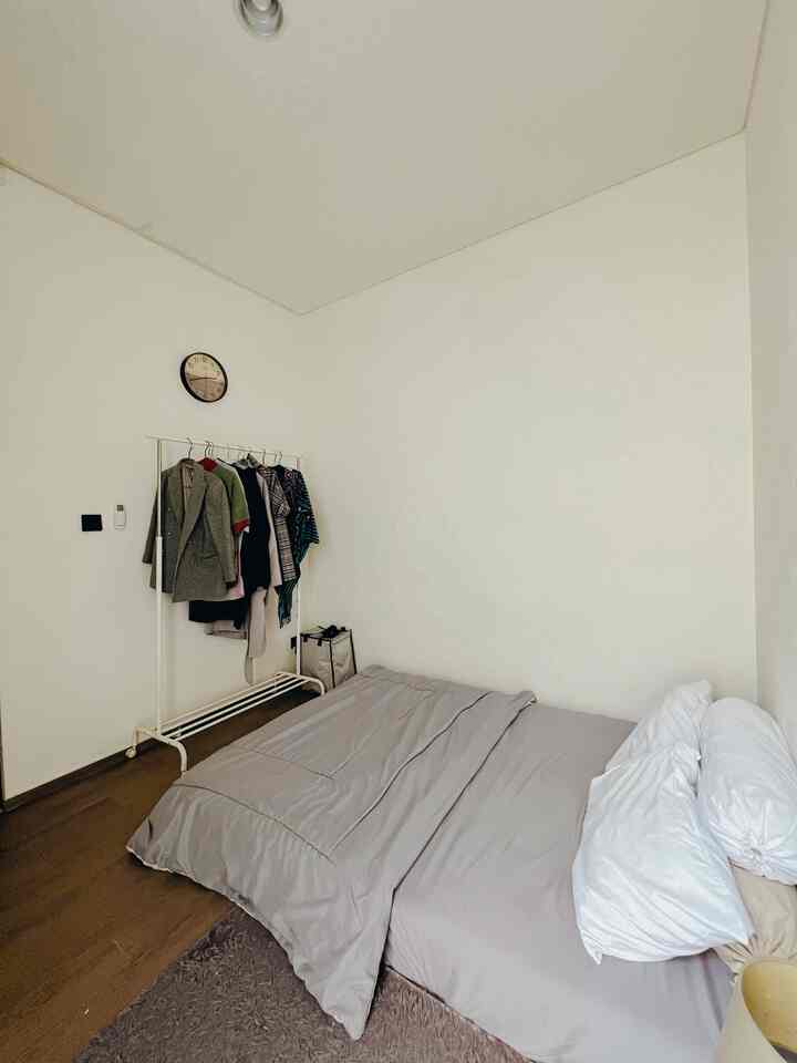 Slowly filling the guest room, so that every corner has a story. For now in the guest room there is a bed and a clothes hanger in the corner.

#HyggeHome #KamarTamuTenang #SimplicityAtHome #SlowLivingJourney #OurNest