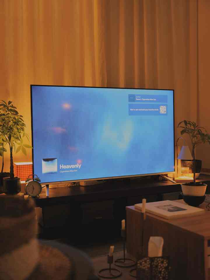 Tips Bikin Suasana Malam di Rumah Jadi Lebih Cozy
- Gunakan lampu warm white
Cahaya kekuningan bikin suasana jadi lebih hangat dan tenang, pas banget buat winding down.
- Nyalain lilin atau aromaterapi
Pilih aroma yang menenangkan kayak lavender, sandalwood, atau vanilla buat bikin rileks.
- Putar musik pelan
Lagu-lagu mellow kayak Cigarettes After Sex bisa bantu ciptain suasana yang adem.
- Tambahkan sentuhan hijau
Tanaman kecil di sudut ruangan bisa bikin ruang terasa hidup dan lebih segar meskipun malam.
- Sediakan sudut nyaman buat rebahan
Entah itu sofa empuk, karpet tebal, atau bantal besar—pastikan ada tempat yang siap dipakai buat bersantai.

#CozyNightVibes #JapandiNights #EveningMood #WarmLightOnly #CalmSpace
#NightInAesthetic #SlowEvening
