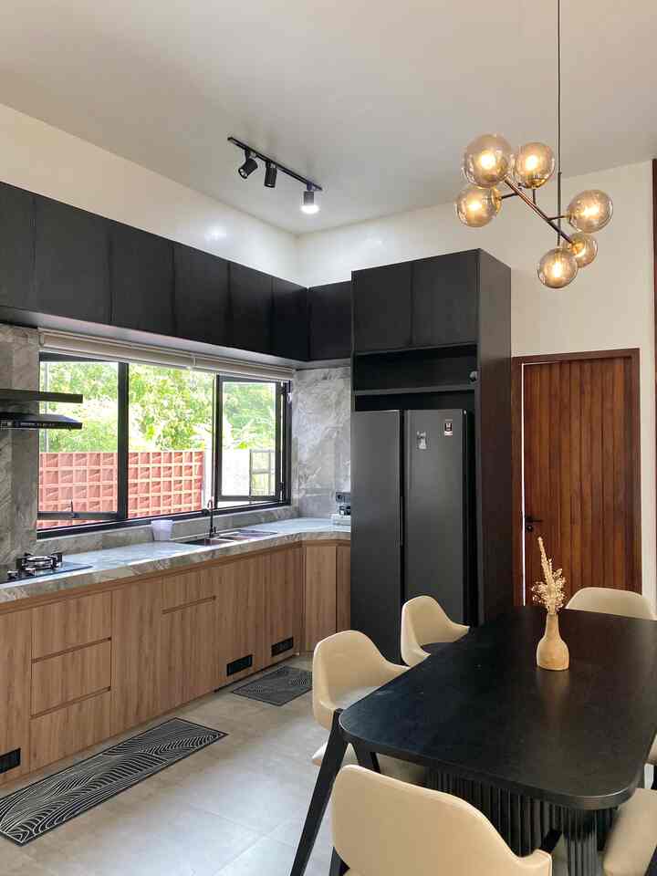 Open space at px.home , sengaja custom dining table dengan 6 seater karna sy dan suami memutuskan untuk tidak ada sofa tamu di rumah , supaya memaksimalkan ruang dan lebih fungsional karena kursi makan bisa sekaligus dijadikan kursi tamu dan bikin rumah tanpa sekat supaya kesan ruang jadi lebih luas dengan menggabungkan dining room, kitchen, living room dan tempat main anak jadi satu 🥰  #BTNOAS11 #RumahOpenSpace #RumahTanpaSekat #diningroom #kitchenset #livingroom