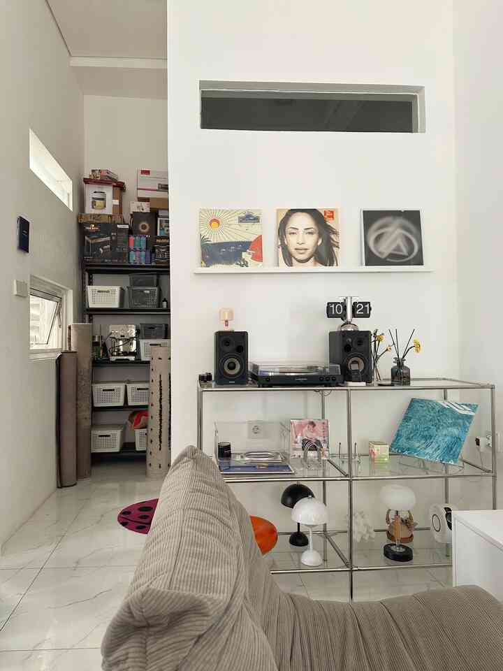 Sisi yang jarang terekspos di Angka House 👀
-
bisa dibilang samping kamar mandi ini dijadikan gudang atau tempat penyimpanan , saat ini kita merapikan dengan menggunakan storage berwarna putih dan abu agar nampak lebih rapi 


#Storage #HomeDecor #StorageMinimalis #RakBesi #LantaiRumah #Minimalis #KeranjangMinimalis #Angkahouse 