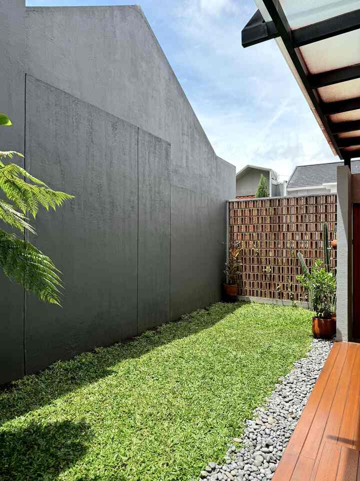 Trasnsformasi taman teras, sengaja memang dibuat 50% dari luas tanah dibuat taman untuk peresapan air dan membuat lubang biopori 

#bumitimi #minihousetour #ceritarumahku #perjalananrumah #taman #tamantropis #roster