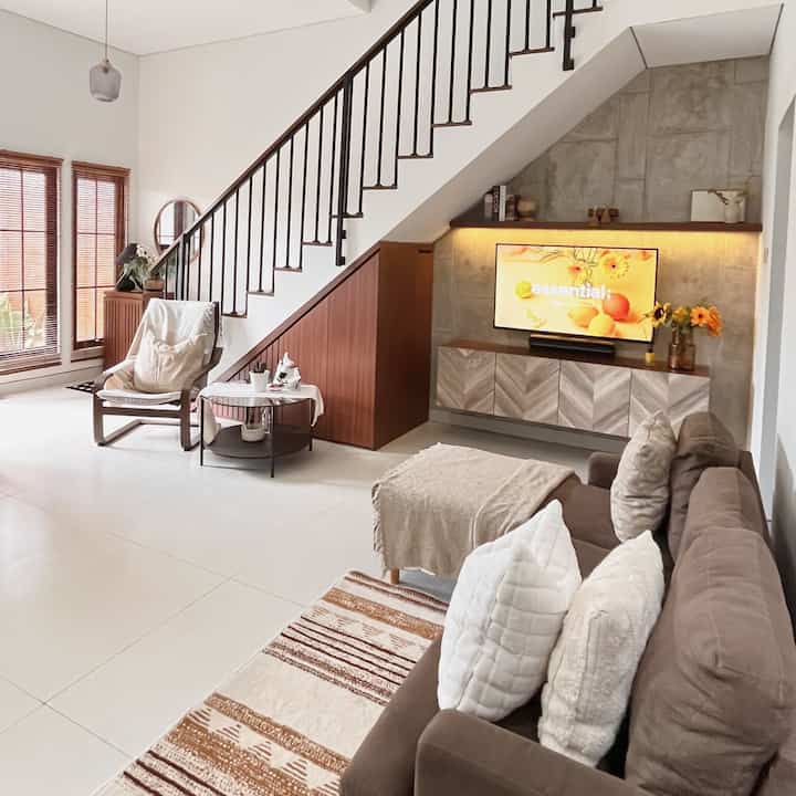 Tranformasi livingroom at NRHome

Awal tinggal dirumah ini memang kami mengisi rumah secara bertahap, salah satunya area #livingroom

Dibawah tangga sebelumnya kami tidak memiliki kabinet seiring berjalannya waktu akhirnya kami memilih untuk custom kabinet dibawah tangga yang berfungsi untuk menyimpang barang yang jarang kami pakai sekaligus menambah estetika area ini. 

Diawal menentukan vendor untuk membuat kabinet ini agak sulit karena kemiringan tangga yang kurang presisi, tapi pada akhirnya kami menemukan vendor yang bagus .

Agar #Livingroom lebih cozy kami menambahkan dekorasi yang sesuai dengan tema livingroom atau rumah kami. 
#SofaMinimalis
#CatRumahMinimalis
#MiniHouseTour
#CeritaRumahku
#PerjalananRumah 
#Livingroom  #LivingroomIdeas #RuangKeluarga #TransformasiRumahMinimalis #RumahMinimalis #TinyHouse #homestagram #homecafe 