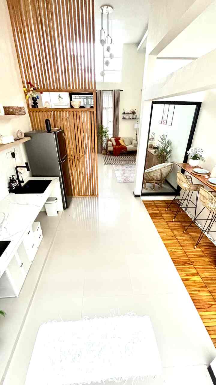 tahun kemarin merenovasi rumah yang menurut kami paling terasa perubahannya, mulai dari membongkar tembok pembatas antara ruang tamu dan dapur lalu menggantinya dengan partisi kayu✨membongkar dapur lama bawaan developer menjadi my dream kitchen✨🫶🏼❤️ sekarang pelan-pelan suasana rumah menjadi seperti yang  dicita-citakan🥰

#KitchenMinimalis #KursiBarRotan #MiniHouseTour #CeritaRumahku #PerjalananRumah