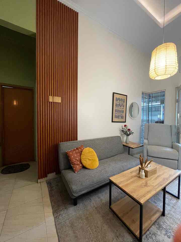 ✨Dulu B aja, Sekarang Bikin Bangga
Dulu ruang ini jauh dari kata estetik, seadanya dan nggak tertata. Setelah nabung, akhirnya bisa mulai bentuk living room impian dengan konsep industrial japandi. Simple, tapi ini banget versi kami.

🔋Pojok Damai di Tengah Riuhnya Hari
Sudut baca kecil di pojok living room ini jadi tempatku recharge. Cukup dengan teh hangat dan suasana tenang setelah anak-anak tidur, me-time versi ibu pekerja.

📷 Area Fungsional Serba Bisa
Dining room ini multifungsi banget: tempat makan, kerja, belajar, sampai nongkrong sore bareng teh. Nggak cuma fungsional, tapi juga jadi salah satu spot favorit kami.

🏠Before vs After
Dari yang biasa aja jadi ruangan yang paling bikin nyaman. Pengisian furniture yang pas bener-bener ngubah vibe ruangan ini.

🪔Detail Kecil, Efek Besar
Mood lamp! Cahaya hangat di malam hari bikin ruangan terasa lebih cozy dan hidup. Kadang, sentuhan kecil kayak gini yang justru paling berkesan.

#WPCPanel 
#IndustrialJapandiMinimalis
#MiniHouseTour 
#CeritaRumahku
#PerjalananRumah
#RumahFans
