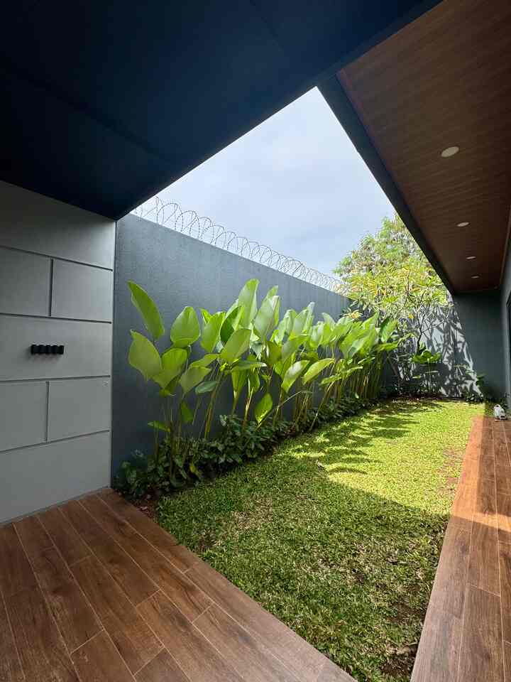 Transformasi spot dan ruangan favorite kami di rumah! 💕

#taman #garden #innercourtyard #tamankering #dapur #kitchenarea #livingroom #outdoorarea #minihousetour #ceritarumahku #perjalananrumah 