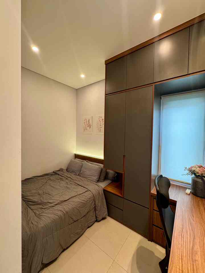 Kamar tamu yang juga di fungsikan sebagai ruang kerja. 
Sama seperti ruangan lain interiornya menggunakan kombinasi warna abu dan kayu. 

#kamar #kamartamu #workingspace #hpl #multiplek #ruangkerja #bedroom #kamarminimalis 
