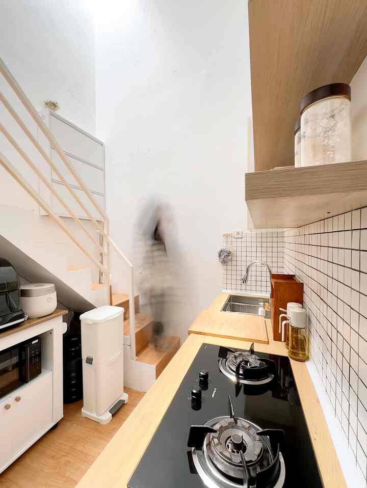 Area depan kitchen set yang jarang inframe, soon ingin kami rapikan menggunakan kabinet bawah tangga semoga wishlistnya segera terealisasi agar dapur ini lebih rapi dan fungsional 

#DapurJapandi #DapurMinimalis #DapurMungil #RumahMinimalis #DapurKecil #KitchenSetLowBudget #AreaDapur #DapurMini 