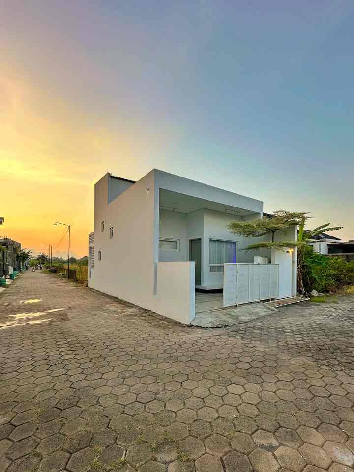 Storyline of Angka House ⛅️✨
-
Fasad merupakan bagian depan yang sering dilewati orang , oleh karena ini aku dan suami mendesain fasad yang simple seperti karakter kita yang sederhana
-
Slide 2
Sudut yang bikin kita betah adalah living room karena sudah ganti sofa yang bisa dibuat tiduran
-
Slide 3 
Depannya sofa ada TV berukuran 50” dan transparan box shoes aku fungsikan sebagai cabin sekaligus tempat simpan sepatu , looksnya seperti anak kosan tapi nyaman banget sih ini hemat tempat
-
Slide 4
Teras favorit kita , dulu belum ada flooring deck masih pakai batu krikil sekarang lebih myaman drngan floorinh deck yang ramah lingkungan
-
Slide 5-6 
Tampilan living room sebelum ada sofabed , sering ganti karpet, sofa dan geser” perabotan ternyata bikin ruangan jadi lebih fresh


#MiniHouseTour #CeritaRumahku #PerjalananRumah #Minimalis #AngkaHouse #RumahSimple #CatDinding #MinimalisFurniture #KarpetEstetik #DIYWalldecor 