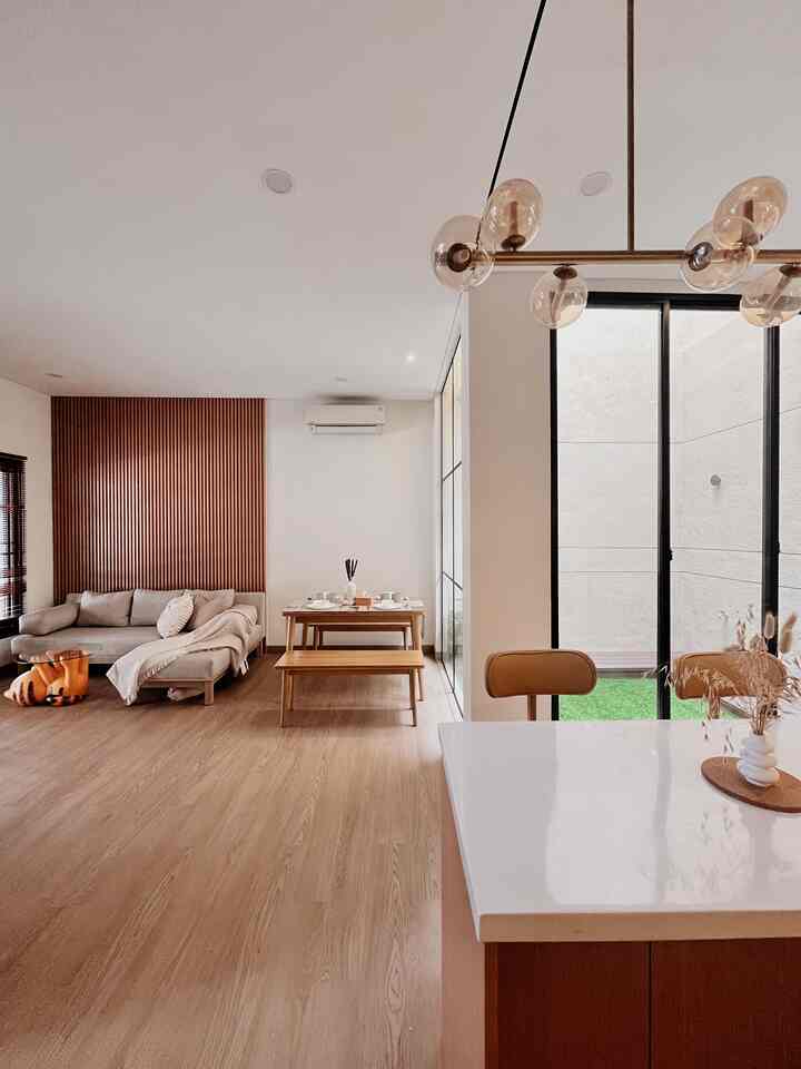 • Slide 1-3 (rumah open space desain japandi minimalis)
Inilah area multifungsi sekaligus menjadi tempat favorit kami karena kegiatan memasak, makan, bersantai, bermain dengan anabul dapat leluasa kami lakukan di lantai ini.

• Slide 4-6 (progress renovasi)
Sebelumnya rumah kami sangat gelap dan lembab karena minimnya bukaan. Rumah terasa sempit karena banyak sekat. Kami memutuskan untuk membuat void dan menghilangkan sekat agar rumah menjadi lebih terang dan meminimalisir lembab serta rayap.

#RumahOpenSpace
#JapandiMinimalis
#LantaiVinyl
#KisiKisiPVC
#MiniHouseTour
#CeritaRumahku
#PerjalananRumah