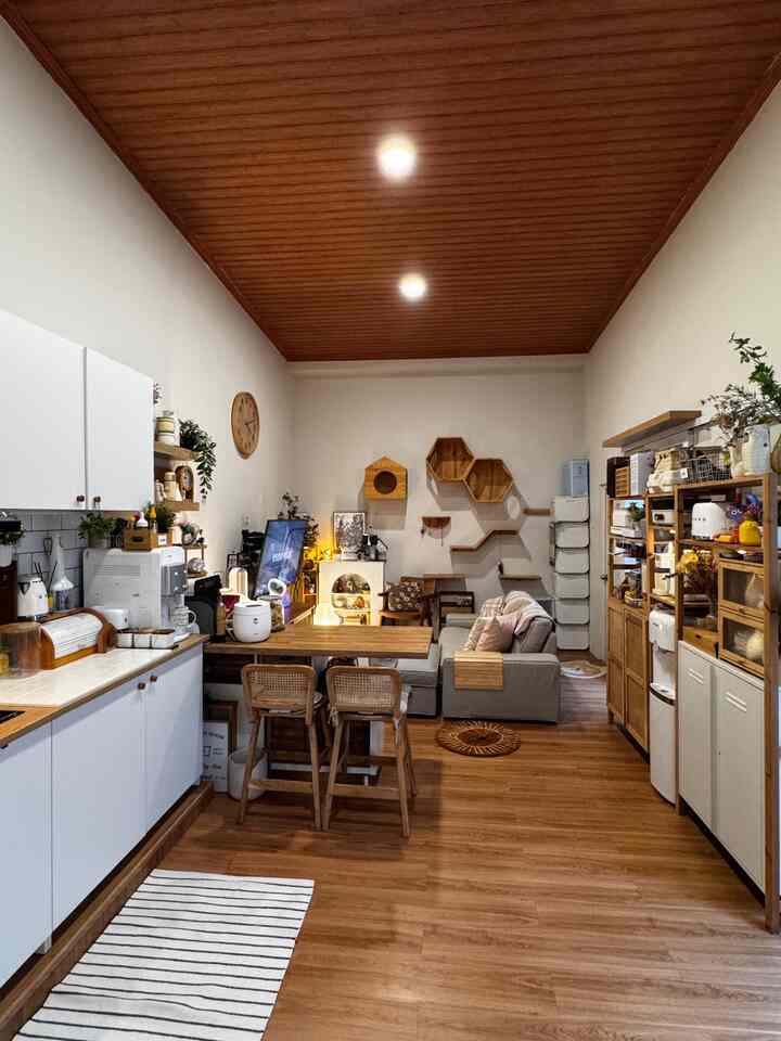 Area yang tadinya taman belakang berubah jadi dapur, ruang makan dan ruang tv. 

Area dibuat open space agar lebih lega dan makan bisa sambil nonton. 

#MiniHouseTour #CeritaRumahku #PerjalananRumah #ruangtv #livingroom #lantaivinyl #kitchensetminimalis