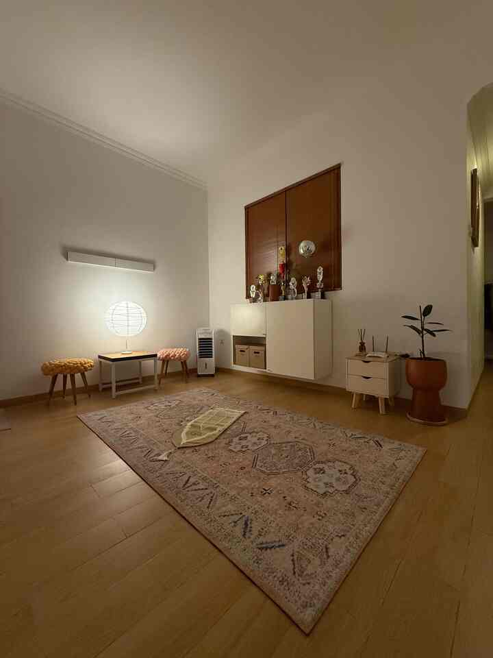 Mushola di malam hari. 
Walaupun ada lampu besar diruang ini, tetapi tetap lampu kecil yang dinyalakan. Kalau lampu besar dinyalakan, somehow terasa lebih panas di ruang ini. Aku membuat DIY REGOLIT IKEA yang seharusnya menjadi lampu gantung menjadi lampu meja dengan membeli stand lampu meja juga dari IKEA STRALA dan memasangkan REGOLITnya sebagai kap lampunya. 

#mushola
#ruangibadah
#nightvibes
#ikea
#lampumeja