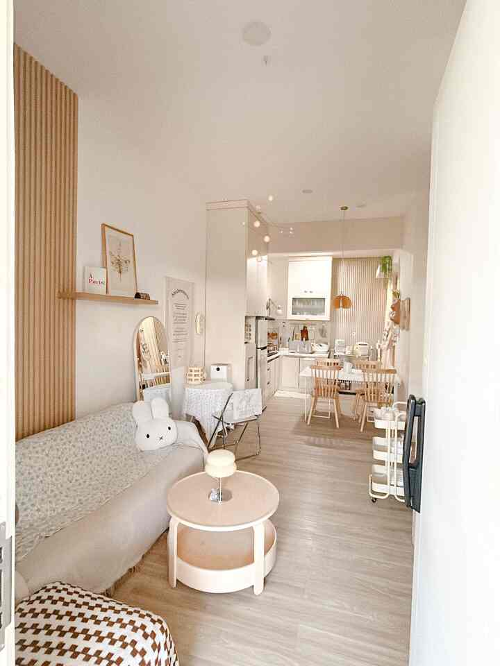 transformasi ruangan ini before after ruang tamu dan dining kitchen
slide 1 ruangan open space yang bikin aku nyaman tiap hari dengan konsep minimalis
slide 2 before ruang tamu sekaligus ruang keluarga 
slide 3 after dekor dengan tone senada agar lebih cozy 
slide 4 before dining kitchen 
slide 5 after dekor dengan konsep minimalis dengan tone senada dengan ruang tamu karena open space agar keliatan lebih legah 
nah ini bisa jadi inspirasi kalian yang punya rumah minimalis juga ya... 
#smartlock
#mejabulat
#lantai 
#wallpanel
 #MiniHouseTour
 #CeritaRumahku
 #PerjalananRumah