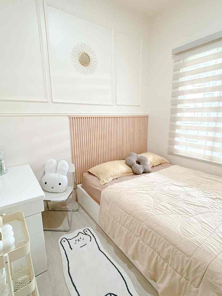 minimalist room with size 3x3 with sliding wardrobe and dressing table bed size 160x200
to make it look spacious I don't use many accessories and colors
#rollerblinds
#mirror
#rug
#wallpaneldinding
#minimalistroom
#roomdecoration
#roominspiration