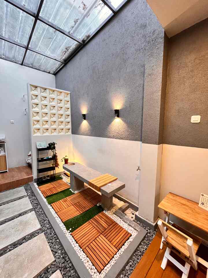 Ruangan yg aku Renov dari rumah Developer ✨

Slide 1-3 
itu adalah kondisi sekarang setelah beberapa kali di make over ❤️ ini spot favorite dirumah kami 🥰

Slide 4
Ini kondisi setelah pertama kali renov, aku make over jadi taman kering karena aku takut sama hewat hewan yg suka ada disini 🥲

Slide 5-6 
Saat Renovasi awal rumah dari bawaan developer 🥰 kami perluas jadi konsep open space 

Semoga Menginspirasi ✨

#tamankering #tamandalamrumah #taman #inspirasitaman #dindingkamprot #tilewood #lamputaman #lampudinding #batukerikil #stepstone
#MiniHouseTour
#CeritaRumahku
#PerjalananRumah
