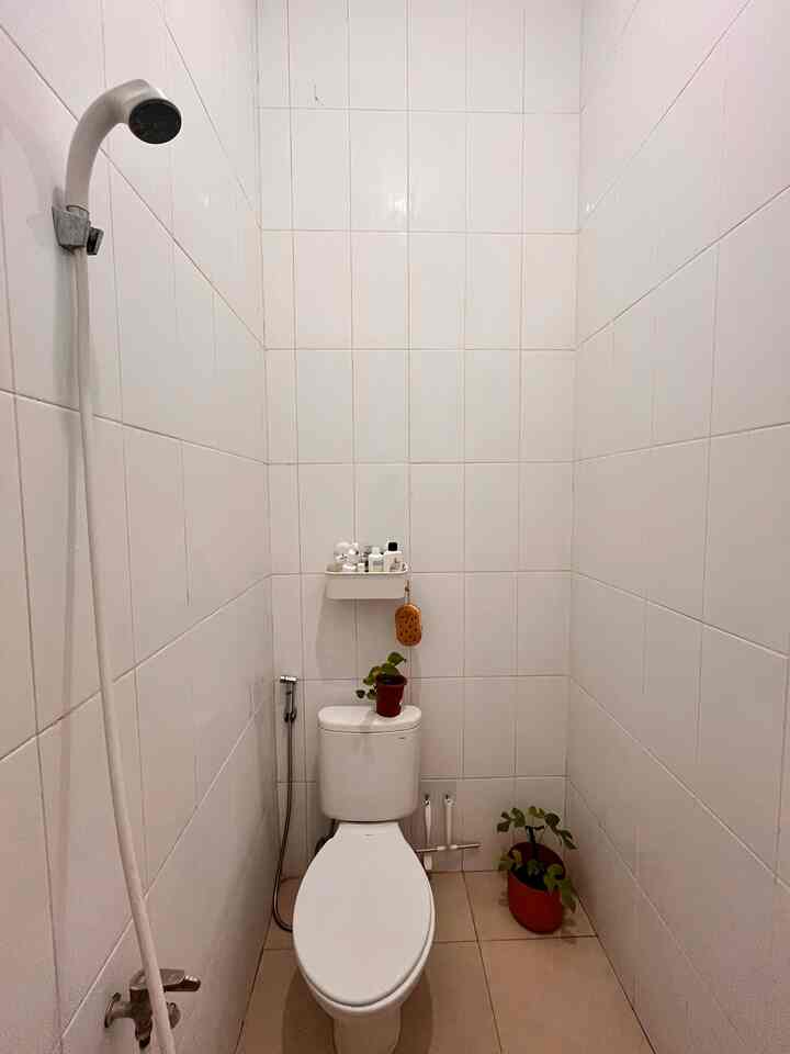 Kamar Mandi Kecil dengan dinding full keramik putih supaya terlihat lega dan ga takut dinding jamuraan ✅

Walaupun kecil kami usahakan tetap rapi dan nyaman ✨

#kamarmandi #toilet #areabasah #closet #shower #dindingkeramik #pembersihkamarmandi #sikatkamarmandi