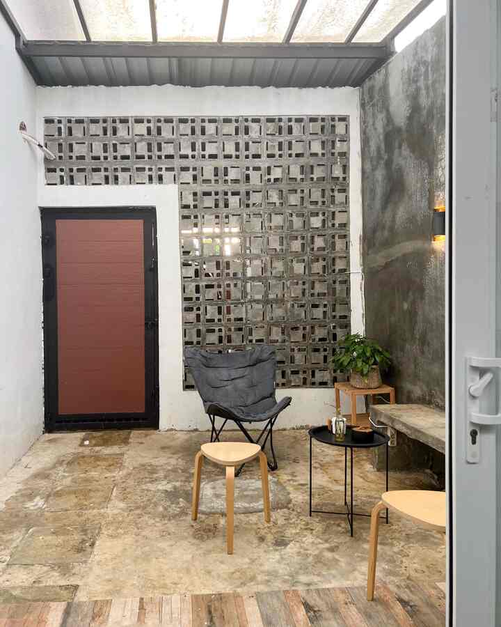 Innercourt yang menjadi spot nyantai di sore hari. Selain menjadi tempat bersantai, innercourt ini juga menjadi catroom.

#RumahSubsidi #TinyHouse #SmallSpace #Innercourt #SpotFavorit #SpotTernyaman #LoveWhereYouLive