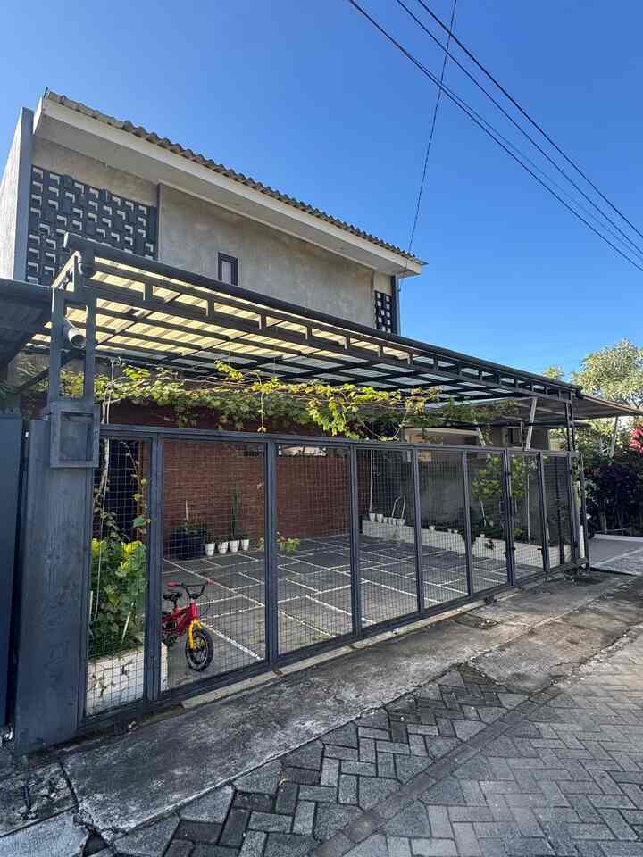 Allahumma barik setelah ngontrak berkali-kali, dari daerah ke daerah...alhamdulillah bisa punya rumah impian, itulah proses yah dan tidak mudah berada di titik ini, dan alhamdulillah lagi bisa melewati anak tangga demi anak tangga...

Berawal dari beli tanah, memutuskan untuk ngontak terlebih dahulu sambil iseng nabung buat ngebangun sedikit demi sedikit, dan bisa wujudin juga buat ruang kerja alias kantor di rumah juga, dengan view taman kita manfaatin juga untuk anak bermain ayunan...

Barakallahu fiikum 🥹💕🤲

#MiniHouseTour
#CeritaRumahku
#PerjalananRumah
#FasadRumahIndustrial
#TamanOutdoor
#KantordiRumah
#MejaKantor
#DindingBataEkspos
#RuangTamuIndustrial
#InspirasiTaman
