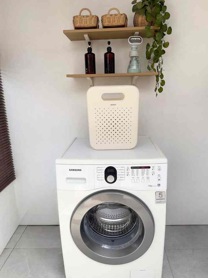 Laundry Room Minimalis

Walaupun laundry room ini ukurannya mungil tapi kita usahakan untuk rapi. Dengan menambahkan ambalan, semua perintilan sabun dan peralatan mencuci lainnya menjadi rapi.
Tidak lupa juga menambahkan jendela biar ada sirkulasi udara dan tanaman biar lebih cantik.


#LaundryroomMinimalis
#InspirasiLaundryroom
#AreaMencuci
#CatDinding
#DekorasiLaundryRoom

