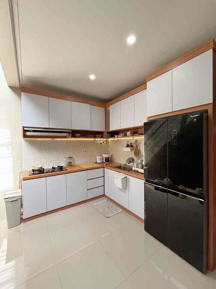 Transformasi kitchen casazenna dari tahun 2024 - 2025 ✨💡

Renovasi terakhir di 2025 adalah penggantian warna top table, yang semua hitam glossy jadi motif kayu 🪵. Bikin looks dapurnya jadi lebih terang & senada. 

Sebelumnya saat masa pembangunan ada pergantian backsplash 💦. Yang semula putih polos dengan 3D motif kotak kotak menjadi motif hexagon. Bikin dapurnya jadi lebih cantik.

Gimana nih menurut tetangga online looks dapur ku yang terbaru? 😍

#Kitchen #KitchenSet #KitchenSetMinimalis #KitchenSetJapandi #KitchenSetSimple #KitchenSetLetterL #HPL #GantiTopTable #Backsplash #BacksplashKitchen #TransformasiDapur #RenovasiDapur #DapurMinimalis 
