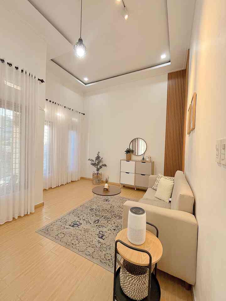 Living room ala japandi, ukurannya memang terbilang cukup luas, karna itu pemilihan furniture dipilih seapik mungkin agar tidak to much dan kesannya tetap homey✨
#livingroom #ruangtamuminimalis #dekorasiruangtamu #ruangtamujapandi