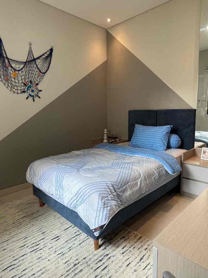 Inspirasi kamar remaja yang tidak kekanakan, motif sprai dengan warna biru terang untuk mendukung tema kamar pelaut, dinding aku tambahkan jaring ikan warna senada dan beberapa dekorasi marine di atas nakas #kamaranak #kamarremajaputra #kamaranaklakilaki #karpetlantai #tempattiduranak #warnacattembok #catkamaranak