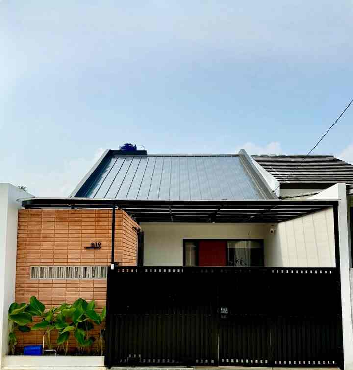 Dari rumah standar bawaan developer, kami sulap rumah ini menjadi versi nyaman bagi kami.
Hampir seluruh layout rumah ini diubah total sesuai kebutuhan dan keinginan kami.

PR sebelum renovasi rumah ini adalah 3 hal ;
1. Sirkulasi Udara
2. Pencahayaan
3. Ruangan yang sempit dan pengap

Dan sekarang setelah diubah menjadi konsep open space dengan high ceiling ditambah banyak bukaan plus adanya lantai mezzanine, rumah ini terasa lebih nyaman bagi kami, alhamdulillah.. ✨

#InspirasiRumahMinimalis #PagarIndustrial #WarnaCatRumah #FasadRumah #KitchensetMinimalis #LivingRoomMinimalis #InnerCourtyard #TamanDalamRumah #MiniHouseTour #CeritaRumahku #PerjalananRumah 