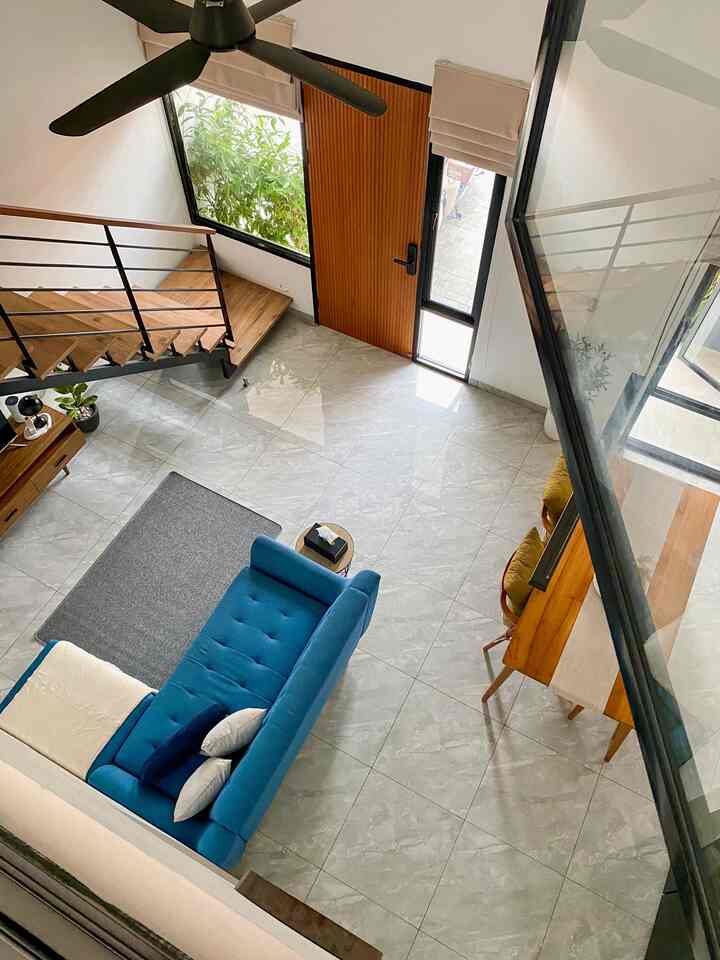 Di tengah gempuran lantai vinyl/SPC, untuk lantai 1 ini kami tetap memilih memakai granite tile dengan alasan low maintenance 😁
Kami pilih tipe granite tile size 60x60 cm yang glossy agar looks elegan lebih terlihat.
Sejauh ini memang sangat low maintenance dan sudah pasti tahan lama.

#LivingRoomMinimalis #KitchensetMinimalis #KeramikLantaiRumah #GranitLantaiRumah #InspirasiLantaiRumah #RumahMinimalis #WarnaCatRumah 