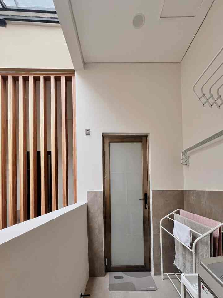 - Mini Laundry Room -

Ruang cuci sekaligus jemur kami berukuran 1,3 x 2,4 meter. Tidak begitu besar namun lumayan cukup. Selain penempatan jemuran gantung agar ruang gerak tidak begitu sempit, kami menambahkan jemuran portable yang dapat ditarik dan dibentangkan apabila sedang diperlukan.

Ruang cuci kami bersebelahan dengan kamar mandi utama dan juga void, sehingga walau jemuran tidak terkena matahari langsung, hanya membutuhkan 2 hari untuk kering. Kanopi sliding membantu sirkulasi udara lebih maksimal. Kami memasang 2 lubang drainase pada sudut area laundry agar tidak begitu terlihat.

#LaundryRoom
#ServiceArea
#MiniLaundryRoom
#KanopiSliding
#RuangCuciBaju
#JemuranGantung
#JemuranPortable