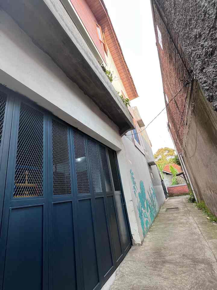 Haiii perkenalkan ini adalah rumah.navy yang berlokasi di gang, ruang favorit kami adalah ruang livingroom, disini tempat kami berkumpul dengan keluarga dan bersenda gurau bersama. 
Rumah ini dibangun kurang lebih 2 tahun lamanya, ibarat burung yang membuat sangkarnya.
Setahun ditempati kami baru bisa membuat dapur dan area teras balkon untuk ngopi atau ngobrol dengan suami. Selain itu kami bisa menerima tamu disini sambil menikmati angin sepoi-sepoi. 
Prosesnya memang tidak mudah namun kami sangat terharu dan bersyukur memiliki rumah ini. Semoga meginspirasi yaa🤗

#MiniHouseTour
#CeritaRumahku
#PerjalananRumah
#Fasadrumah
#Hobimenanam
#MonsteraVarigata
#Terasbalkon
#LivingRoom
#DapurMinibar
#KitchenSet



