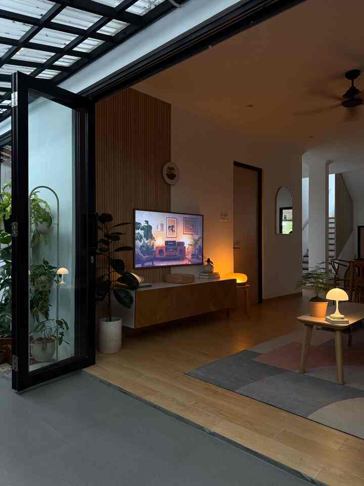 Living room dengan pintu lipat bukaan lebarnya yang sebentar lagi akan berubah tampilan. Seperti apa  kira-kira ya? Nantikan perubahannya ☺️

#livingroom
#foldingdoor
#ambientlight
#ikea
#openspacelivingroom