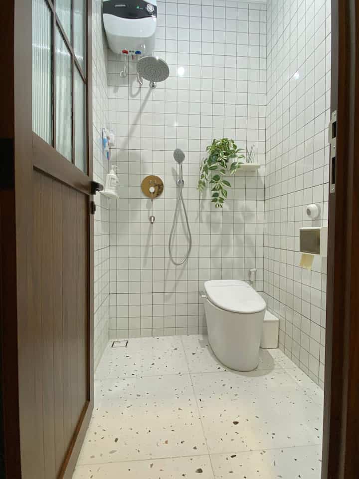 Kamar mandi mini alhamdulilah fungsional!
Keramik dinding sampai atas plafon biar ga ngecat mulu soalnya pasti lembap.


#kamarmandiminimalis #kamarmandi #keramikellagress #keramiklantai #kamarmandiestetik #showersettanam 