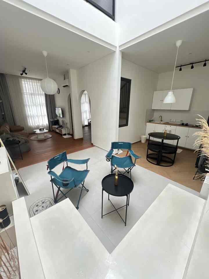 Punya living room yang menyatu dengan dapur itu ternyata bikin suasana rumah jadi lebih hidup dan hangat. Area open space ini bukan cuma bikin ruangan kelihatan luas, tapi juga bikin aktivitas sehari-hari jadi lebih terhubung untuk masak sambil ngobrol, ngopi sambil nonton, atau sekadar santai sambil ngeliat cahaya alami masuk dari atas.

Desainnya sengaja dibuat minimalis dan terang biar nyaman dipakai kapan aja. Kalian lebih suka suasana kayak gini pas siang hari yang terang dan sejuk, atau malam hari dengan lampu gantung yang bikin cozy dan tenang?

#RumahOpenSpace #RumahTanpaSekat #OpenSpaceLiving #InteriorDesign #LivingRoomInspo #MinimalistHome #DapurMenyatu #RumahNyaman 
