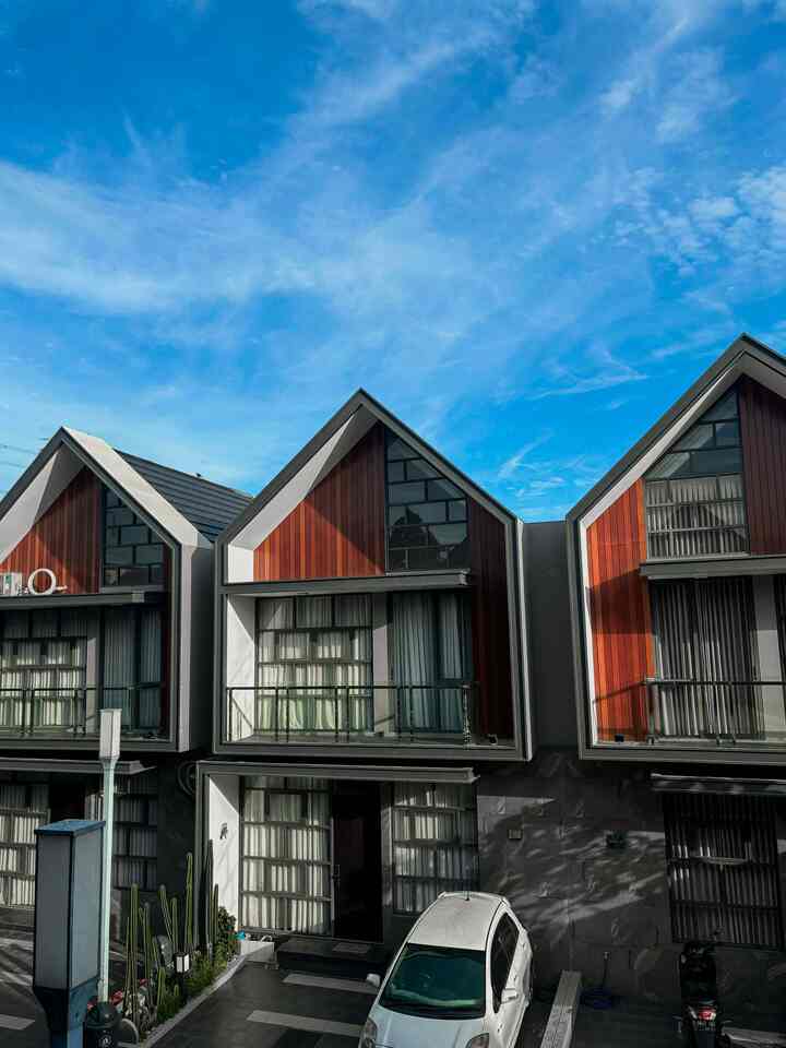 Gak pake arsitek. Gak ngerti desain interior. Cuma punya ide dan satu aplikasi bernama Room Planner.

Berawal dari ngopi sambil iseng desain rumah di HP, pelan-pelan mulai ngerti ‘Oh… ternyata gue bisa ngerancang rumah sendiri.’
Setiap malam utak-atik layout, nyobain berbagai gaya, ngukur ini itu sambil ngelus dada karena takut nggak cocok sama realita. Tapi siapa sangka, ide yang cuma numpang lewat di kepala, pelan-pelan mulai kelihatan bentuknya.

Dari yang awalnya bingung harus mulai dari mana, sekarang berdiri satu rumah yang hangat, sesuai hati, dan penuh cerita.

Prosesnya gak instan. Banyak revisi tapi juga ada rasa bangga.

Kadang, kita cuma butuh keberanian buat mulai, sisanya bisa dibantu sama teknologi dan rasa percaya diri.
 #MiniHouseTour #CeritaRumahku #PerjalananRumah #BeforeAfter #TransformasiRumah #RenovasiImpian #RoomPlannerJourney #HomeSweetHome #RumahDariMimpi
